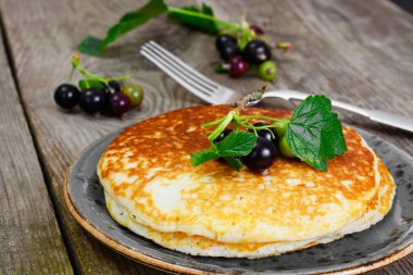 Lezzetli kek yığını ile arka Frenk üzümü