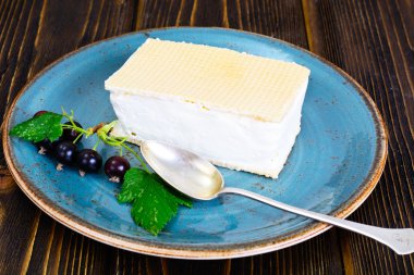 Siyah frenk üzümü ile dondurma