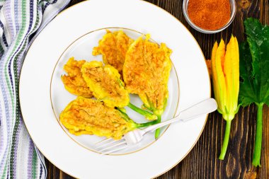 Kabak, kızarmış meyilli ahşap arka plan üzerinde çiçekler