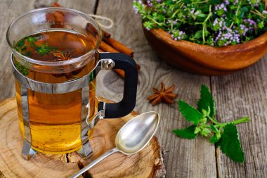 Kekik, nane ve tarçın ahşap rustik Backgr üzerinde bitki çayı