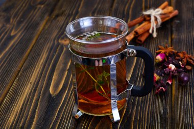 Kekik, nane ve tarçın ahşap rustik Backgr üzerinde bitki çayı