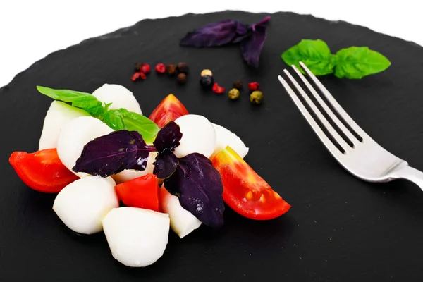 Caprese salade de tomates, basilic, mozzarella, poivre — Photo