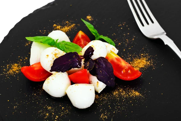 Sałatka Caprese z pomidory, mozzarella, bazylia, pieprz — Zdjęcie stockowe