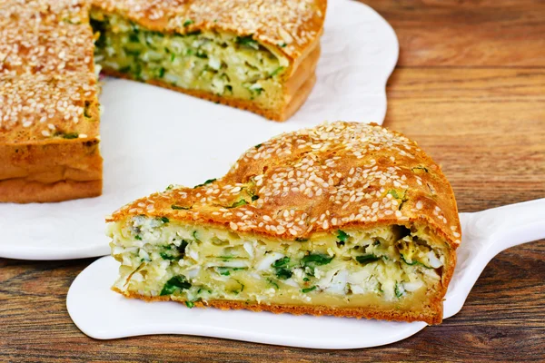 Пирог с зелеными луками и яйцами — стоковое фото