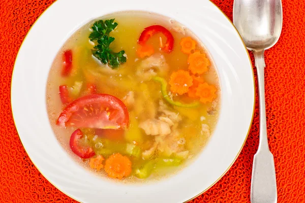 Суп из рыбы с форелью и овощами — стоковое фото