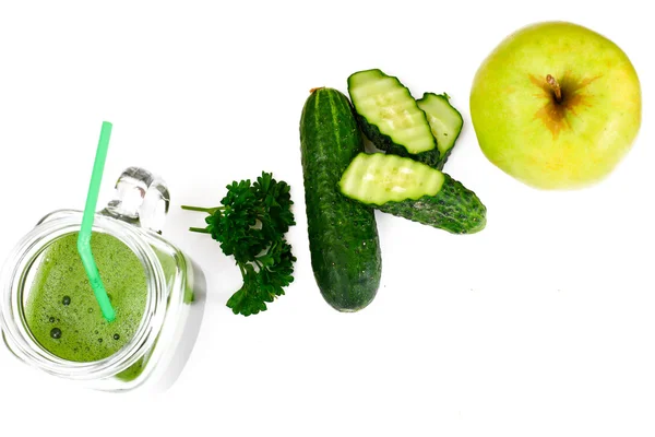 Juice från äpple, gurka och persilja — Stockfoto