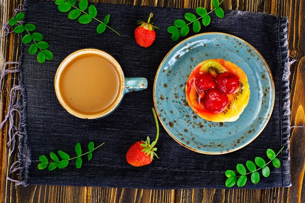 Kuchen mit Erdbeeren und Kiwi — Stockfoto