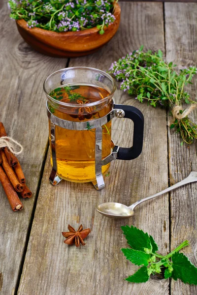 Τσάι από βότανα με θυμάρι, μέντα και τη κανέλλα σε ξύλινα ρουστίκ έκφραση — Φωτογραφία Αρχείου