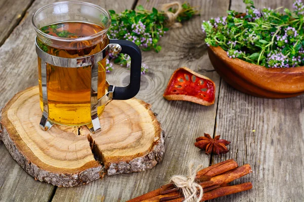 Gyógytea, kakukkfű, menta és a fából készült rusztikus háttérben fahéj — Stock Fotó