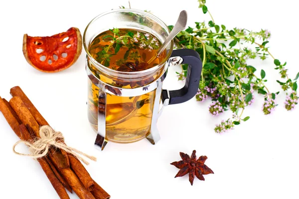 Herbal Teh dengan Thyme, Mint dan Cinnamon di Wooden Rustic Backgr — Stok Foto