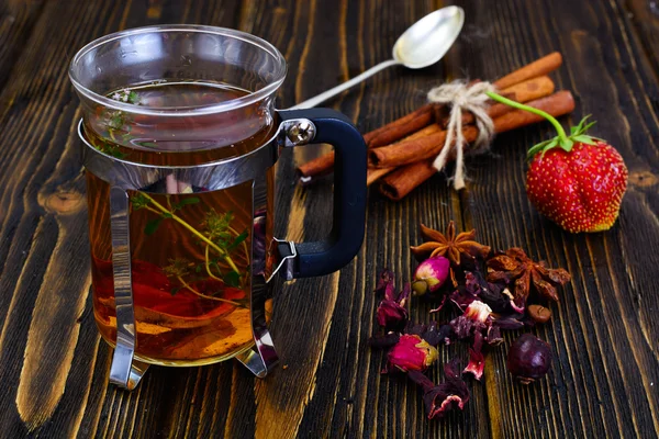 Τσάι από βότανα με θυμάρι, μέντα και τη κανέλλα σε ξύλινα ρουστίκ έκφραση — Φωτογραφία Αρχείου