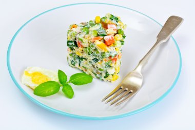 Mısır, bezelye, havuç ve yeşil soğan salatası