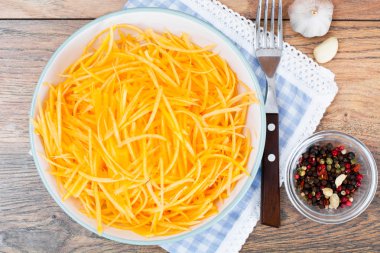 Kabak salatası, tuz, şeker, soğan, sarımsak, bitkisel yağ, balsam