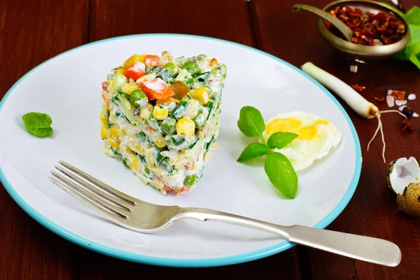 Salada com milho, ervilhas, cenouras e cebolas verdes — Fotografia de Stock