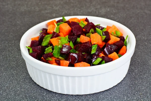 Здоровое питание: морковь, свекла, растительное масло — стоковое фото