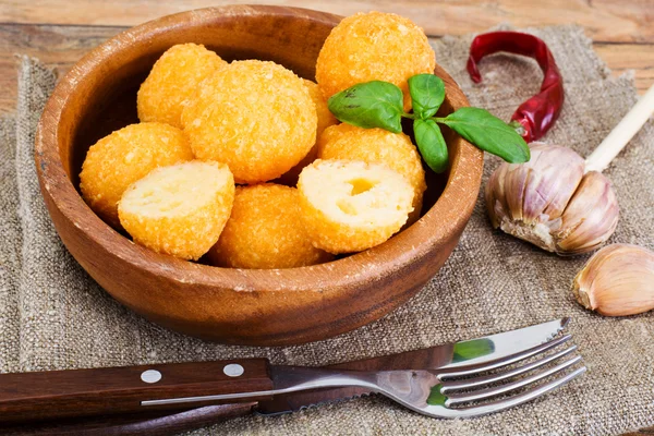 Жареный картофель, сырные шарики — стоковое фото