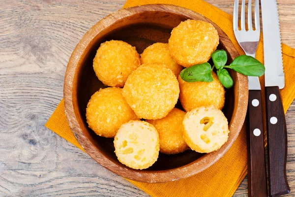 Жареный картофель, сырные шарики — стоковое фото