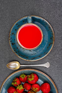 Lezzetli tatlı çilek kompostosu