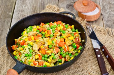 Sebzeler, havuç, bezelye ve tavuk risotto