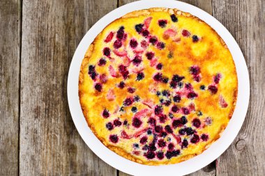 Kek çilek, yaban mersini, kuş üzümü ve ahududu, C