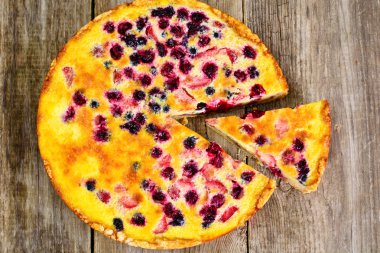 Kek çilek, yaban mersini, kuş üzümü ve ahududu, C