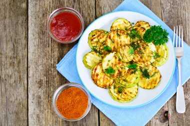 Ahşap arka plan üzerinde rezene ile ızgara kabak