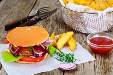 Ahşap rustik arka plan üzerinde Burger