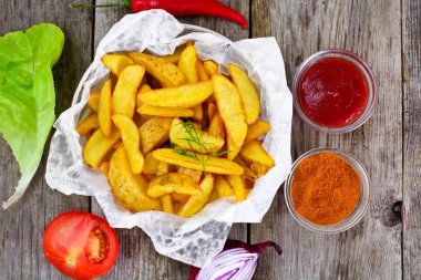 Patates dilimleri, bir kırsal alanda patates domates ketçap ile