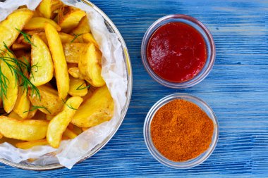 Patates dilimleri, bir kırsal alanda patates domates ketçap ile