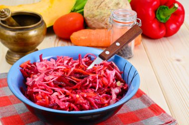 Pancar, havuç, lahana ve kereviz salatası