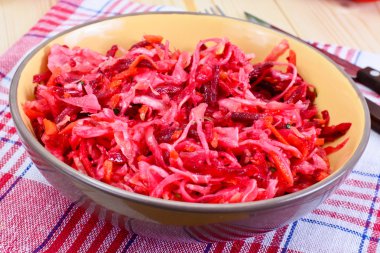 Pancar, havuç, lahana ve kereviz salatası