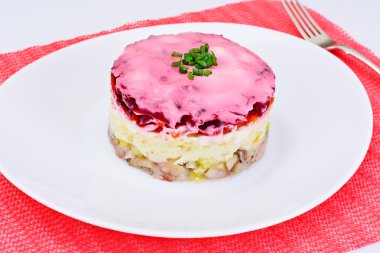 Pancar, patates, havuç ve ringa balığı ile Rus Shuba salatası