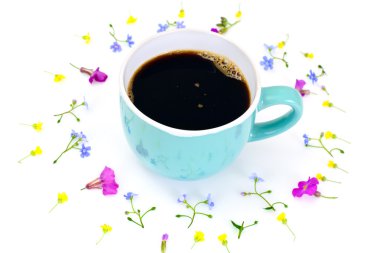 Çiçekli mavi bir retro fincan kahve