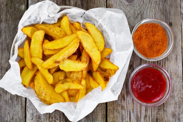 Potato Wedges, Potatoes in a Rural with Tomato Ketchup — Stock Photo, Image