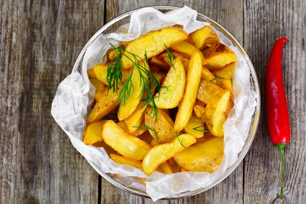 Cunhas de batata, batatas em um rural com ketchup de tomate — Fotografia de Stock