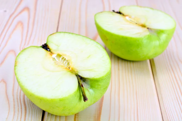 Manzana verde sobre fondo de madera claro — Foto de Stock