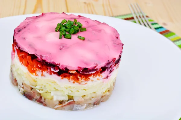 Russischer Shuba-Salat mit Roter Bete, Kartoffeln, Karotten und Hering — Stockfoto