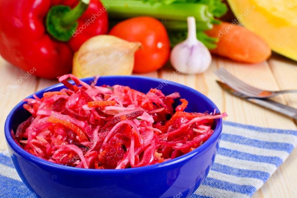 Капуста пилюска со свеклой. Квашеная капуста со свеклой. Капуста маринов со свеклой. Капуста пелюстка со свеклой 300г. Маринованная капуста со свеклой.