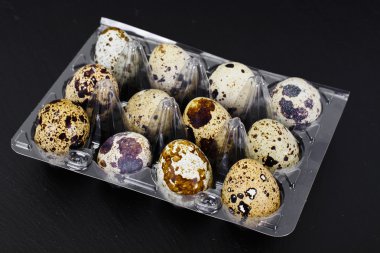 Siyah arkaplanda bıldırcın yumurtası