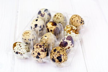 Bıldırcın yumurtası ışık arka plan üzerinde