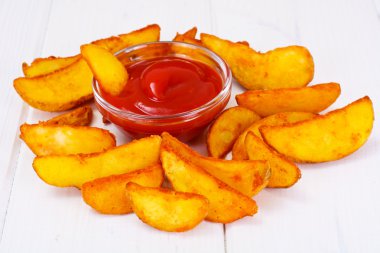 Patates dilimleri, bir kırsal alanda patates domates ketçap ile