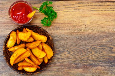 Patates dilimleri, bir kırsal alanda patates domates ketçap ile