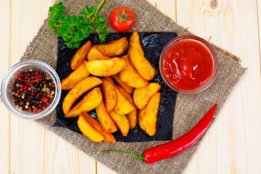 Patates dilimleri, bir kırsal alanda patates domates ketçap ile