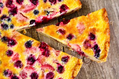 Kek çilek, yaban mersini, kuş üzümü ve ahududu, C