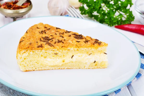 Torta de prato nacional georgiano com queijo e alcaravia Khachapuri — Fotografia de Stock