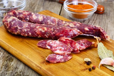 Hafif bir arka plan üzerinde ev yapımı kurutulmuş sosis