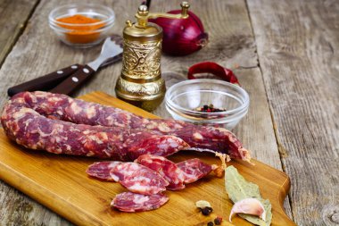 Hafif bir arka plan üzerinde ev yapımı kurutulmuş sosis