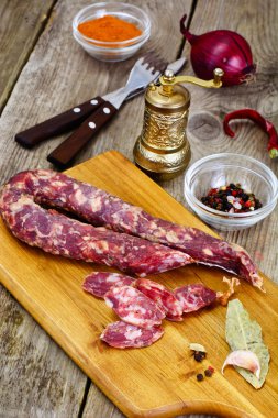 Hafif bir arka plan üzerinde ev yapımı kurutulmuş sosis