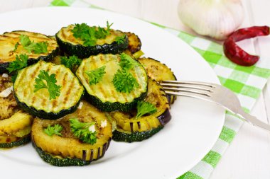 Peynir ve baharat ile kızarmış kabak