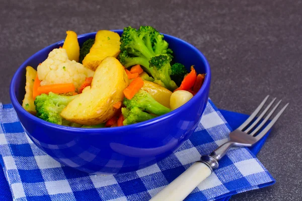 Ångade grönsaker potatis, morötter, blomkål, Broccoli — Stockfoto